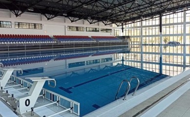 Prvi put plivanje za Časni krst za djecu u zatvorenom bazenu
