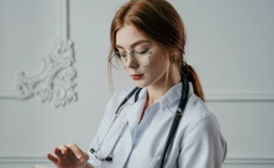 Pacijent "podivljao" u Domu zdravlja: Medicinsku sestru gađao bocom u glavu
