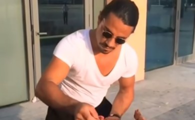 Reklama ili humanost: Poznati turski kuvar priprema jela za žrtve zemljotresa (VIDEO)