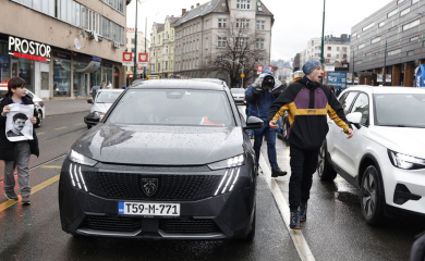 Nakon protesta u Sarajevu privedeno pet osoba, premijer poodnio ostavku