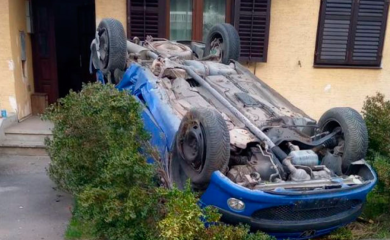 Automobil izletio sa puta i prevrnuo se ispred kuće