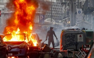 Haos u Napulju: Navijači od grada napravili ratnu zonu (VIDEO)