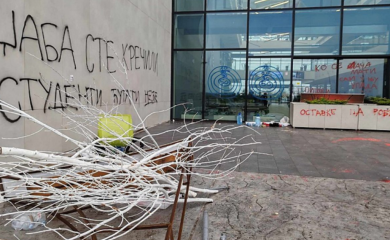 Žandarmerija potisnula studente s ulaza RTV-a, učesnici blokade se ubrzo razišli (VIDEO)