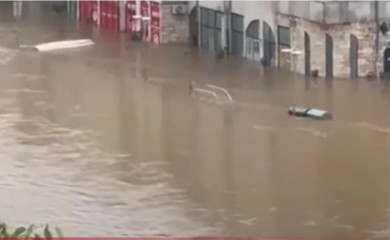 Napravio se pametan i ignorisao upozorenje pa autom zapeo u nabujaloj Uni