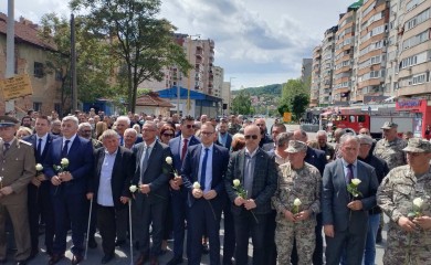 Na mjestu ubistva 54 mladića – tamjan, ruže i voštanice