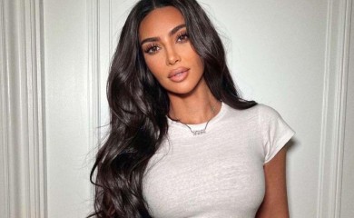 Iznenadila sve: Kim Kardašijan usred reklame skinula grudnjak VIDEO