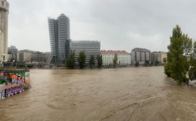 Drama u Beču, izlio se kanal Dunava: Kuće poplavljene, vatrogasci evakuišu ljude čamcima (FOTO/VIDEO)