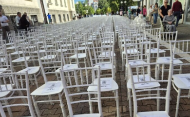 Gdje su i kada ćemo ih naći? Nepregledni niz praznih stolica u centru Banjaluke teži od svake riječi
