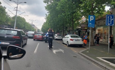 (VIDEO) Šok snimak iz Beograda: Vozač istrčava iz kola i bije starijeg čovjeka koji van pješačkog prelazi Bulevar kralja Aleksandra