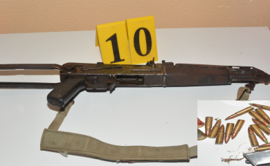 Lišen slobode, pronađena automatska puška i pištolj