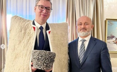 Na sastanku sa savjetnikom Kadirova Vučić se obukao kao Čečen