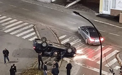 U saobraćajnoj nesreći automobil završio na krovu, intervenisali vatrogasci