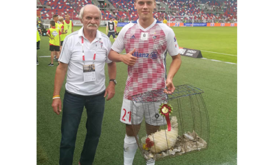 Igrač utakmice za nagradu dobio živu kokoš