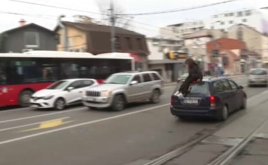 Automobil udario i nosio na krovu studentkinju (UZNEMIRUJUĆI VIDEO)