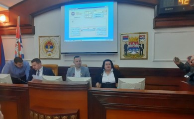 Saša Lazić i Smilja Moravac “preuzeli” Skupštinu grada