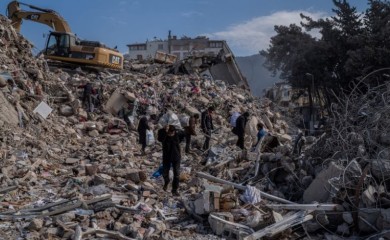 Nevjerovatan snimak iz Turske: Mačka odvela spasioce do ruševina gdje su zarobljeni majka i djeca (VIDEO)