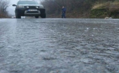 Ne krećite bez zimske opreme: Ugažen snijeg i poledica na putevima BiH