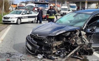 Troje povrijeđenih u sudaru: Vatrogasci izvlačili ljude iz auta