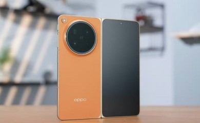 Prvi preklopni telefon sa potpuno ravnim ekranom