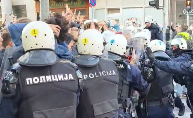 Žandarmerija u opremi za demonstracije pokušala da potisne studente od RTS-a (VIDEO)