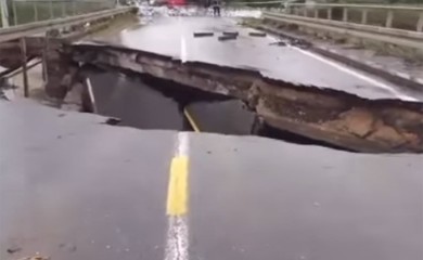 Snimljen trenutak urušavanja mosta kod Kraljeva (VIDEO)