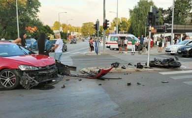 Saobraćajna nezgoda u centru Banjaluke: Sudarili se motor i auto