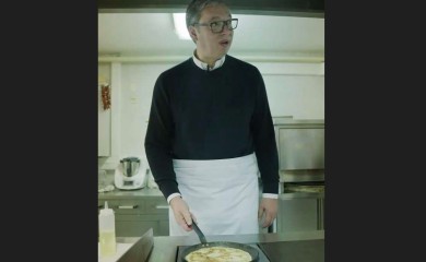 Vučić na TikToku pekao palačinke: Volim s pekmezom, ljudi vole s eurokremom.. (VIDEO)