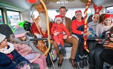 Sveti Nikola dijelio bombone mališanima u gradskim autobusima