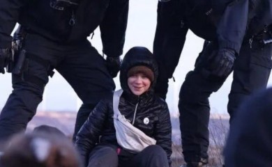 Aktivistkinja za klimatske promjene: Policija udaljila Gretu Tunberg s mjesta masovnog protesta (FOTO)