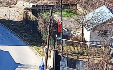 Nove provokacije na Kosmetu: Na kapiji manastira okačene zastave Albanije i takozvanog Kosova