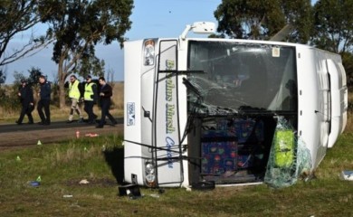 Kamion naletio na autobus pun djece