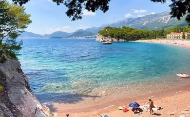 Na ovoj plaži u Crnoj Gori ležaljka košta 200 evra
