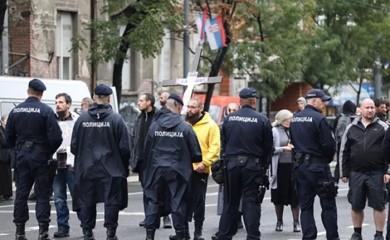 Učesnik litija oteo LGBT zastavu, policija ga privela
