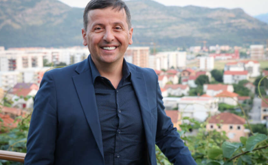"Malo piskav, ALI SPECIFIČAN" Vukanović ocijenio da li Stevandiću bolje ide pjevanje ili vođenje Skupštine