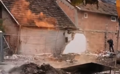 Nestvaran prizor, vatra izbija iz zemlje