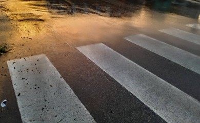 Trinaestogodišnju djevojčicu udario taksi na pješačkom prelazu