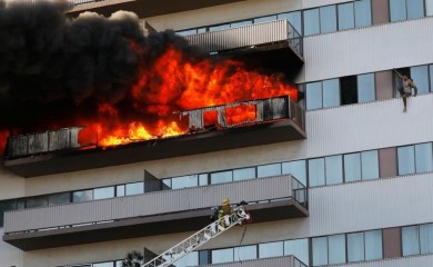 Jezivo! Djevojka (19) vezala mladića lisicama za krevet, a onda podmetnula požar