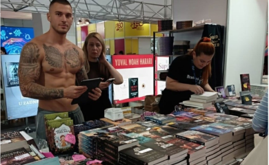 Fotografija sa sajma knjiga u Zagrebu postala viralna, oglasila se izdavačka kuća (FOTO)