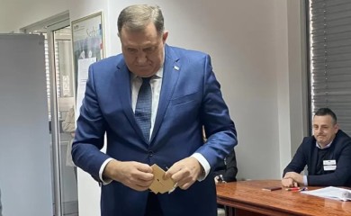 Izvršio građansku dužnost: Dodik glasao u Generalnom konzulatu Srbije u Banjaluci