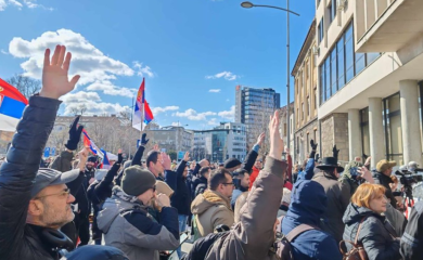 Odbornici opozicije ušli u zgradu Skupštine Novog Sada: Ispred sve više građana (VIDEO)
