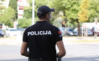 Bizarne scene u elitnom naselju: Muškarac izbacio golu prostitutku na ulicu (FOTO)