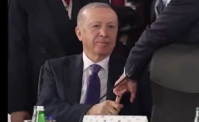 Snimak postao viralan: Erdogan uhvatio Makronov srednji prst i ne pušta VIDEO