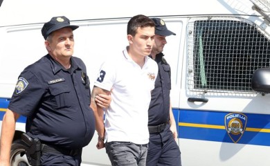 Mladić koji je mercedesom pokosio pješake, u lisicama doveden u sud