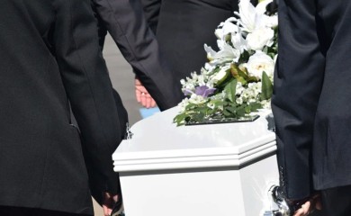 Preminula žena koja je greškom proglašena mrtva i vraćena u bolnicu iz kovčega
