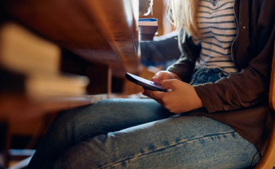 Srednjoškolcima zabranjeno da koriste mobilne telefone tokom nastave: Još jedna zemlja uvela stroga pravila