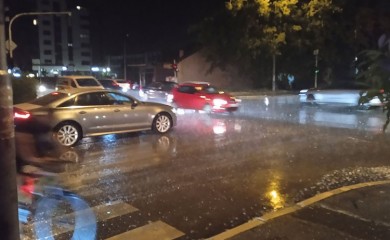 Nevrijeme u Banjaluci: Padalo drveće, saobraćajni kolaps na Starčevici