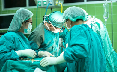 Banjalučki doktor objavio fotografiju: Iz kapka odstranjen crv od 6 cm (FOTO)