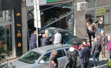 Izbjegavao parkiran automobil pa uletio u apoteku