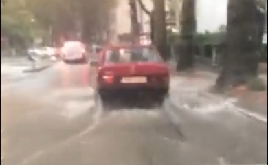 Zbog velikih kiša u Mostaru teku bujice vode po putevima