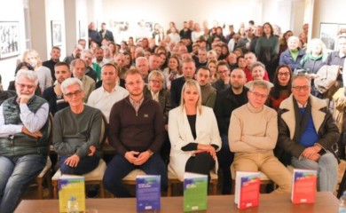 Kuća Milanovića ispunjena do posljednjeg mjesta: Sabrana djela Emira Kusturice u Banjaluci